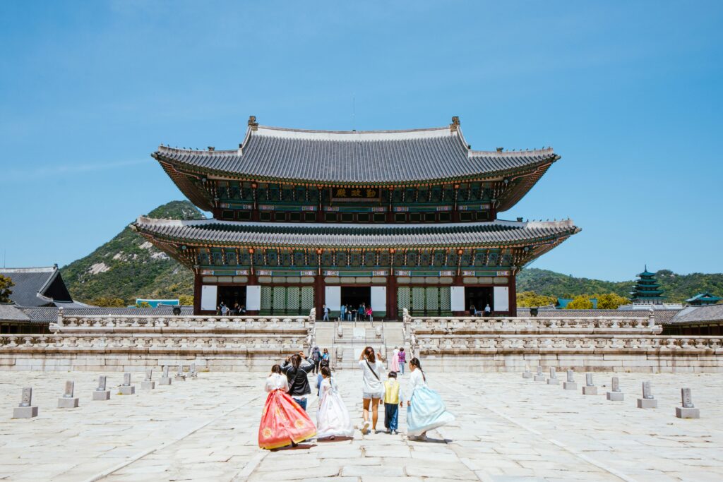 韓国の宮殿を訪れる人たち