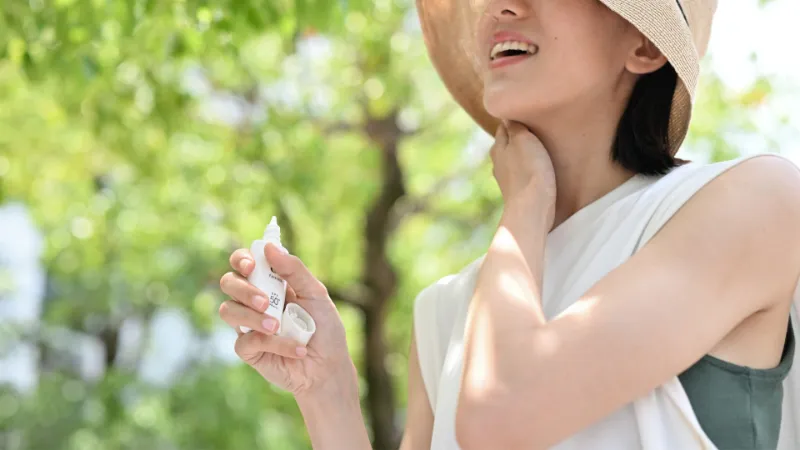 韓国人女性が外でサンセラムを塗る様子