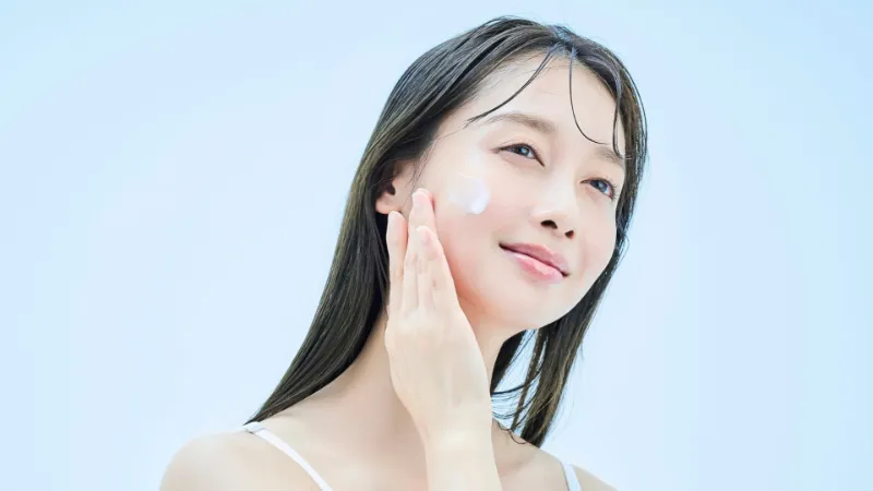韓国人女性がサンセラムを塗る様子