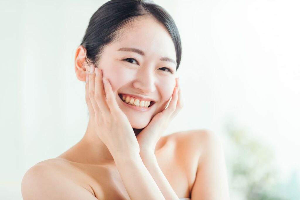 笑顔でスキンケアを楽しむ女性