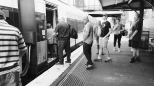 駅のホームで列車に乗り込む人々