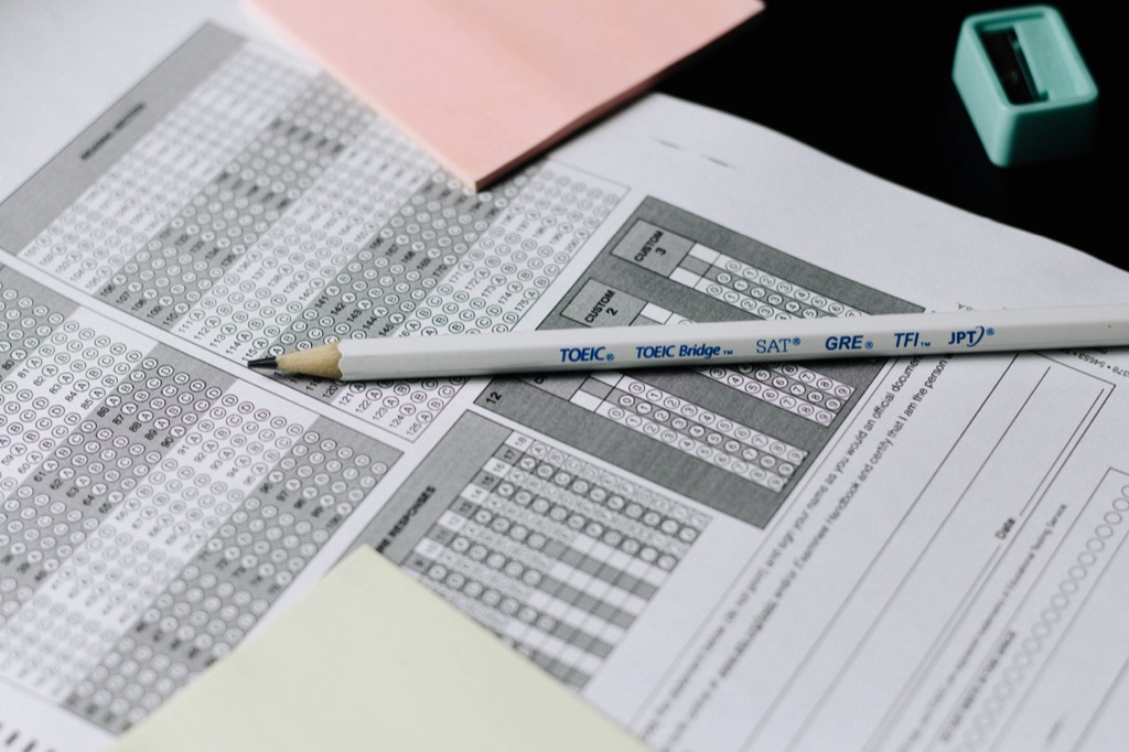 選択式の解答用紙と鉛筆、付箋を置いた机